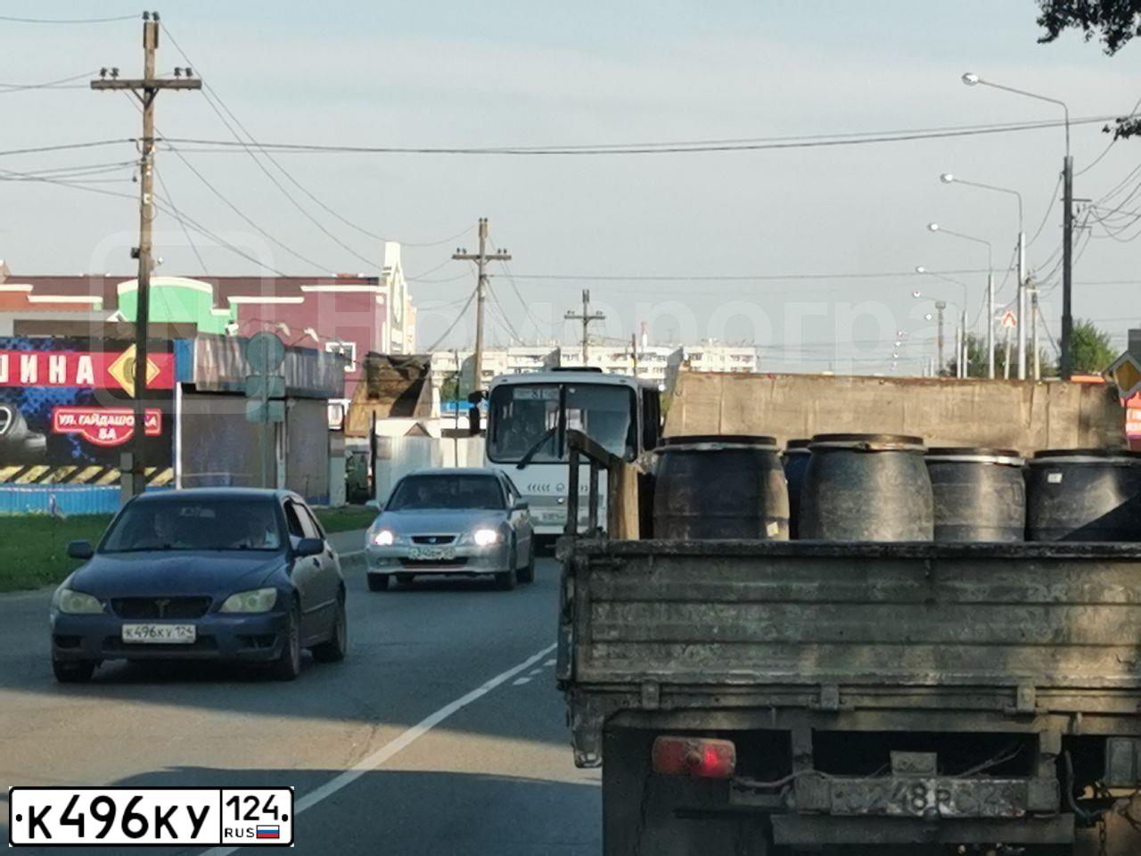 Фото автомобиля TOYOTA CAMRY, 2013 — госномер К496КУ124. Цвет: БЕЛЫЙ