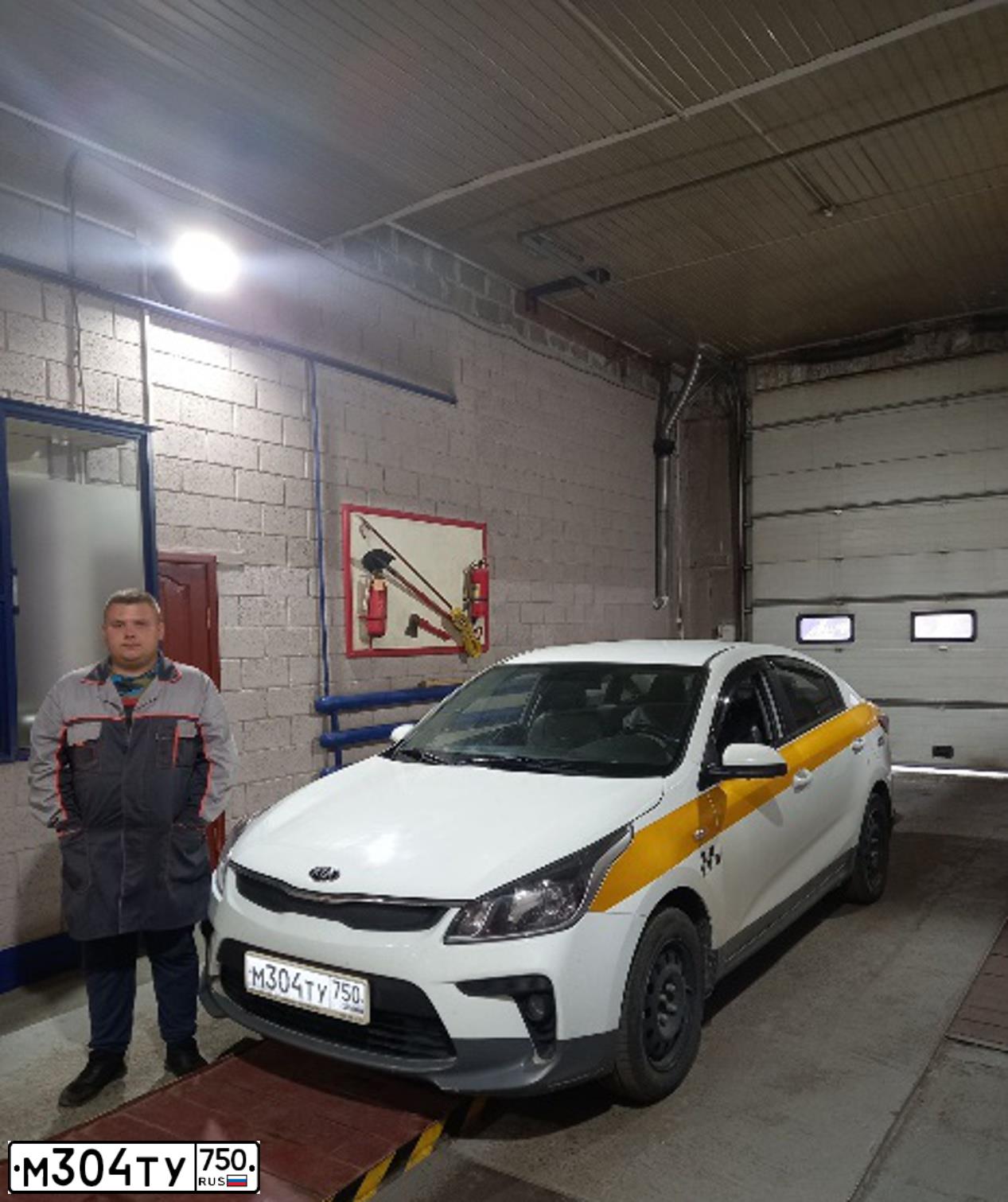 Фото автомобиля KIA RIO, 2017 — госномер М304ТУ750. Цвет: БЕЛЫЙ-ЖЕЛТЫЙ-СЕРЫЙ