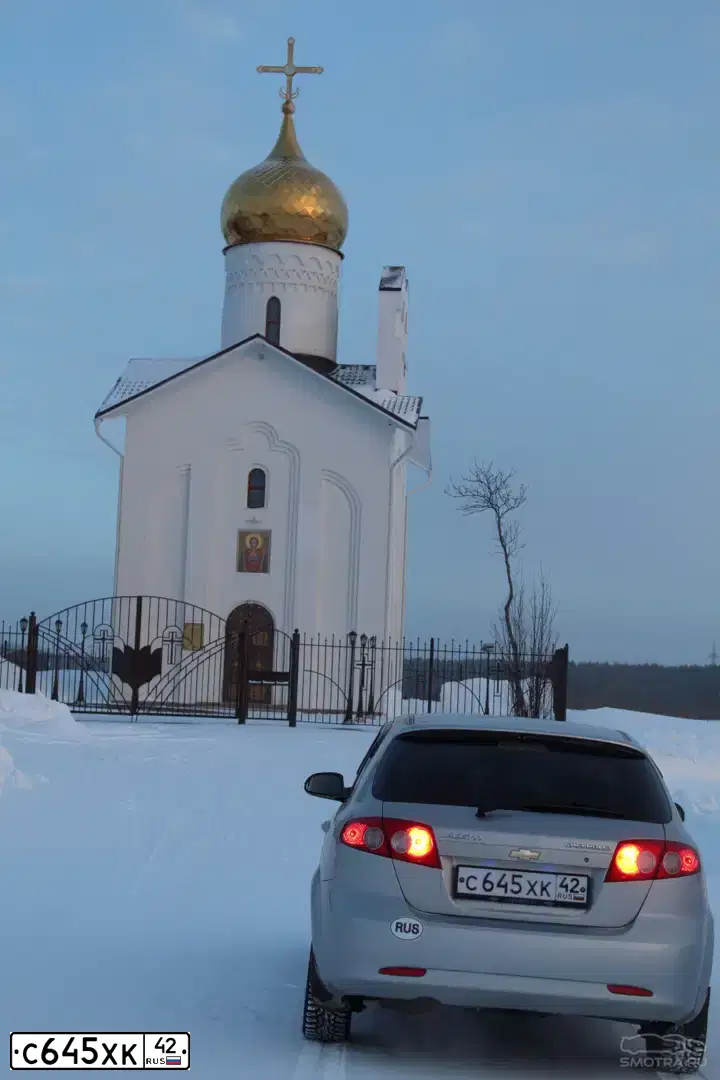 Фото автомобиля CHEVROLET LACETTI, 2008 — госномер С645ХК42. Цвет: Серебристый