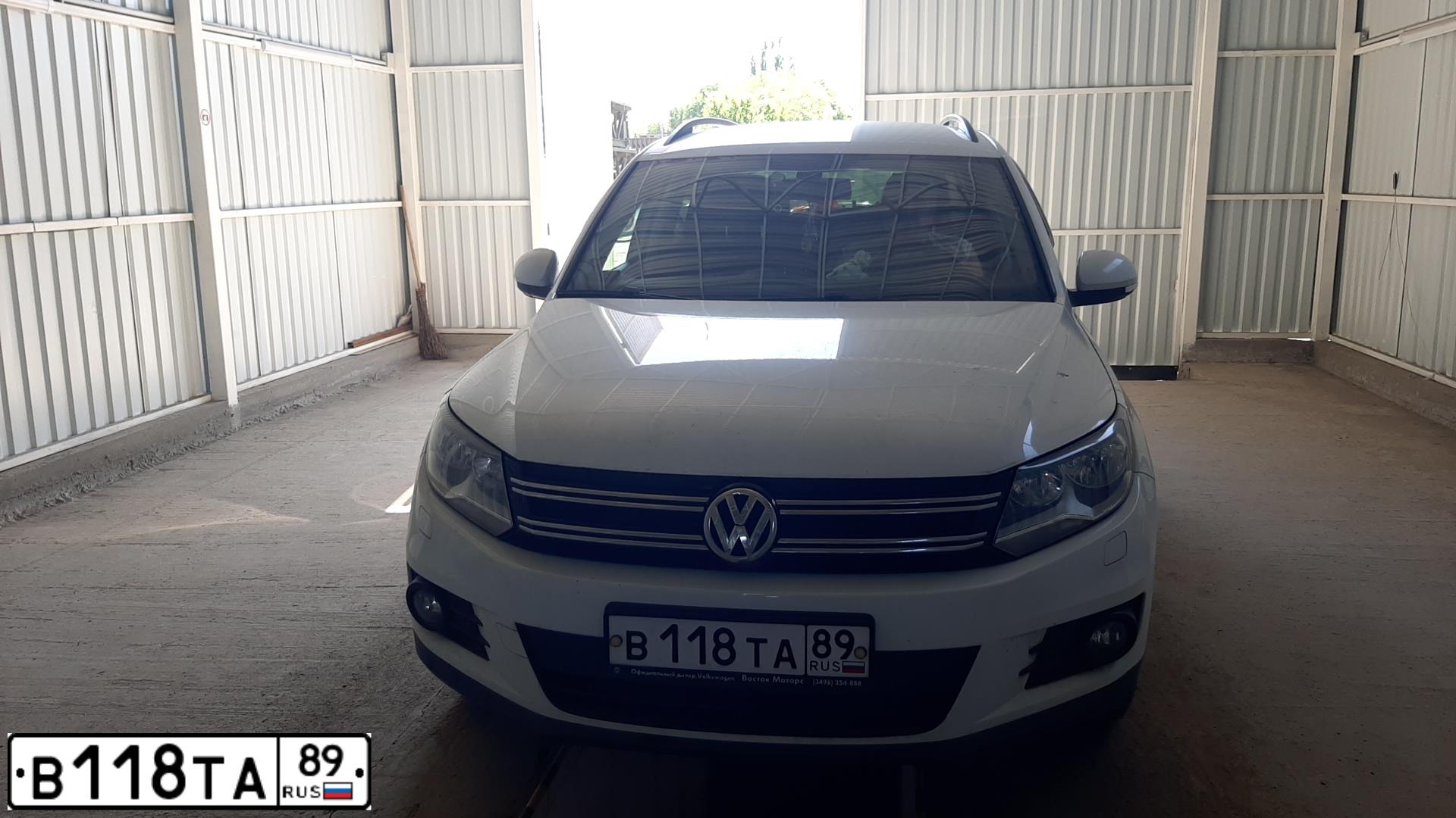 Фото автомобиля VOLKSWAGEN TIGUAN, 2014 — госномер В118ТА89. Цвет: Белый