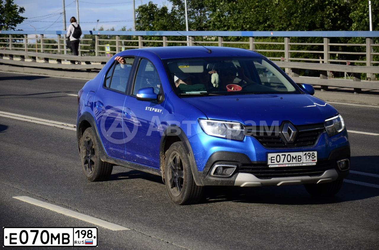 Фото автомобиля RENAULT LOGAN, 2019 — госномер Е070МВ198. Цвет: СВЕТЛО-СИНИЙ