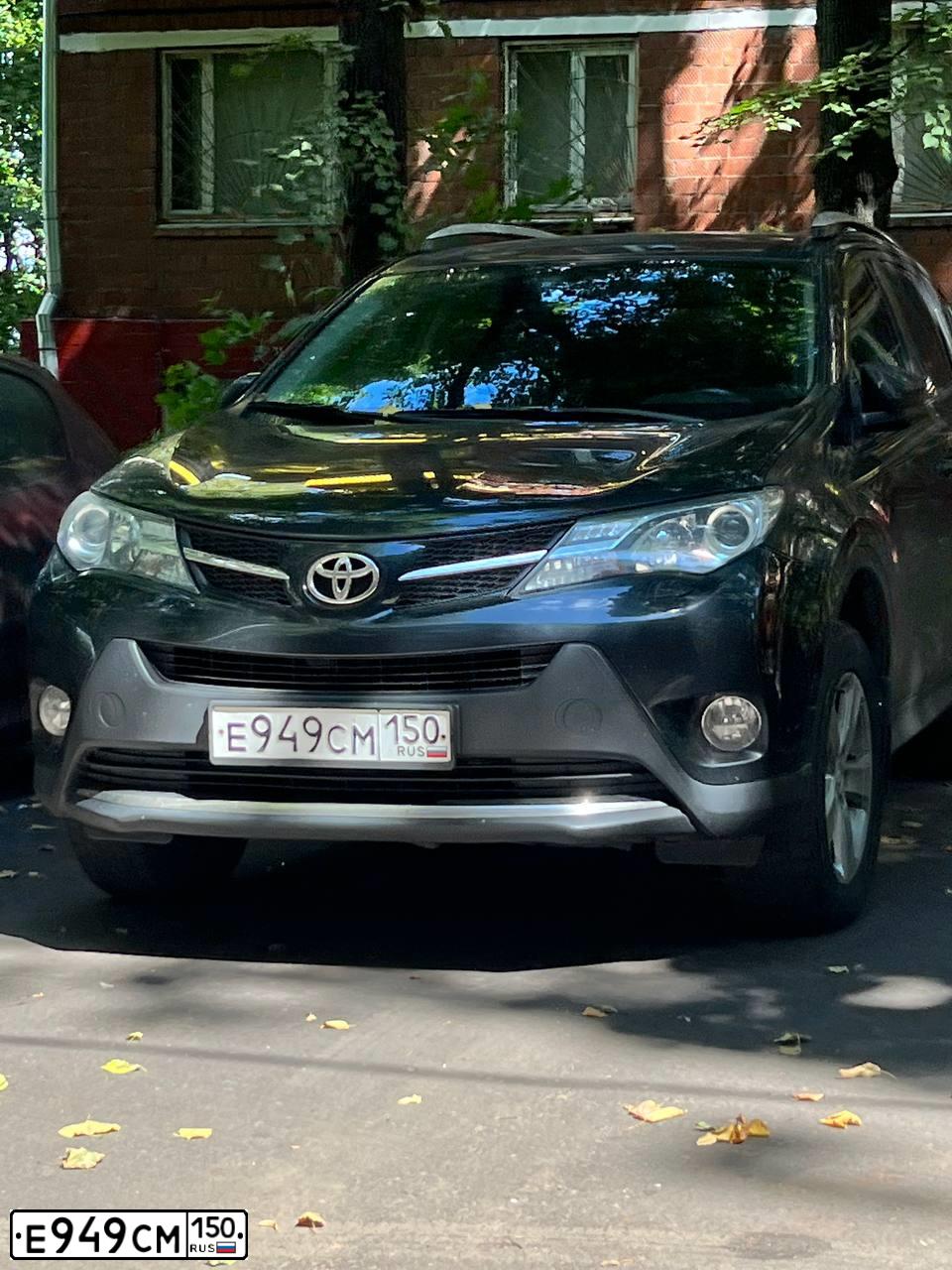 Фото автомобиля TOYOTA RAV4, 2013 — госномер Е949СМ150. Цвет: ЧЕРНЫЙ