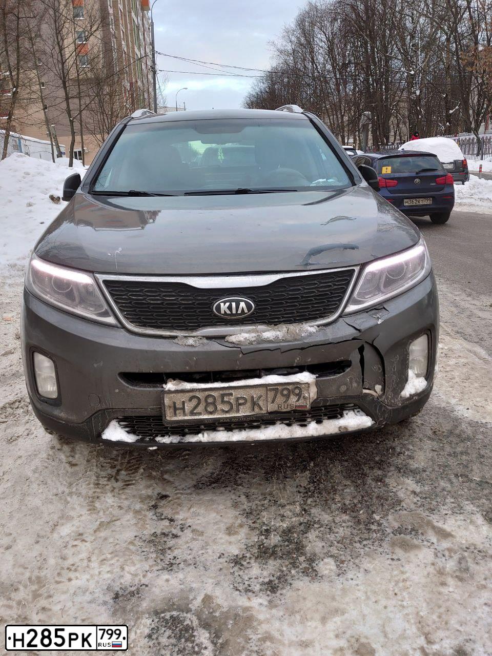 Фото автомобиля KIA SORENTO, 2017 — госномер Н285РК799. Цвет: СЕРЫЙ