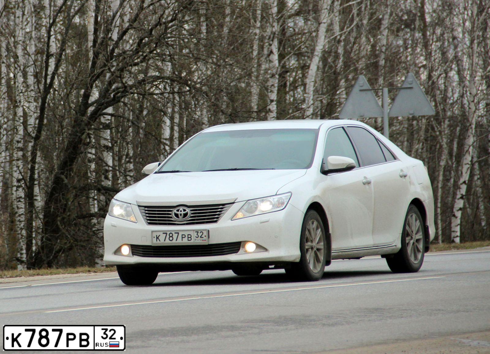 Фото автомобиля TOYOTA CAMRY, 2013 — госномер Н604ВТ57. Цвет: БЕЛЫЙ ПЕРЛАМУТР
