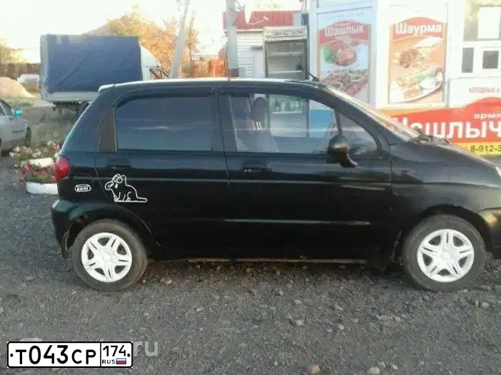 Фото автомобиля DAEWOO MATIZ, 2010 — госномер Т043СР174. Цвет: Бледно-Черный