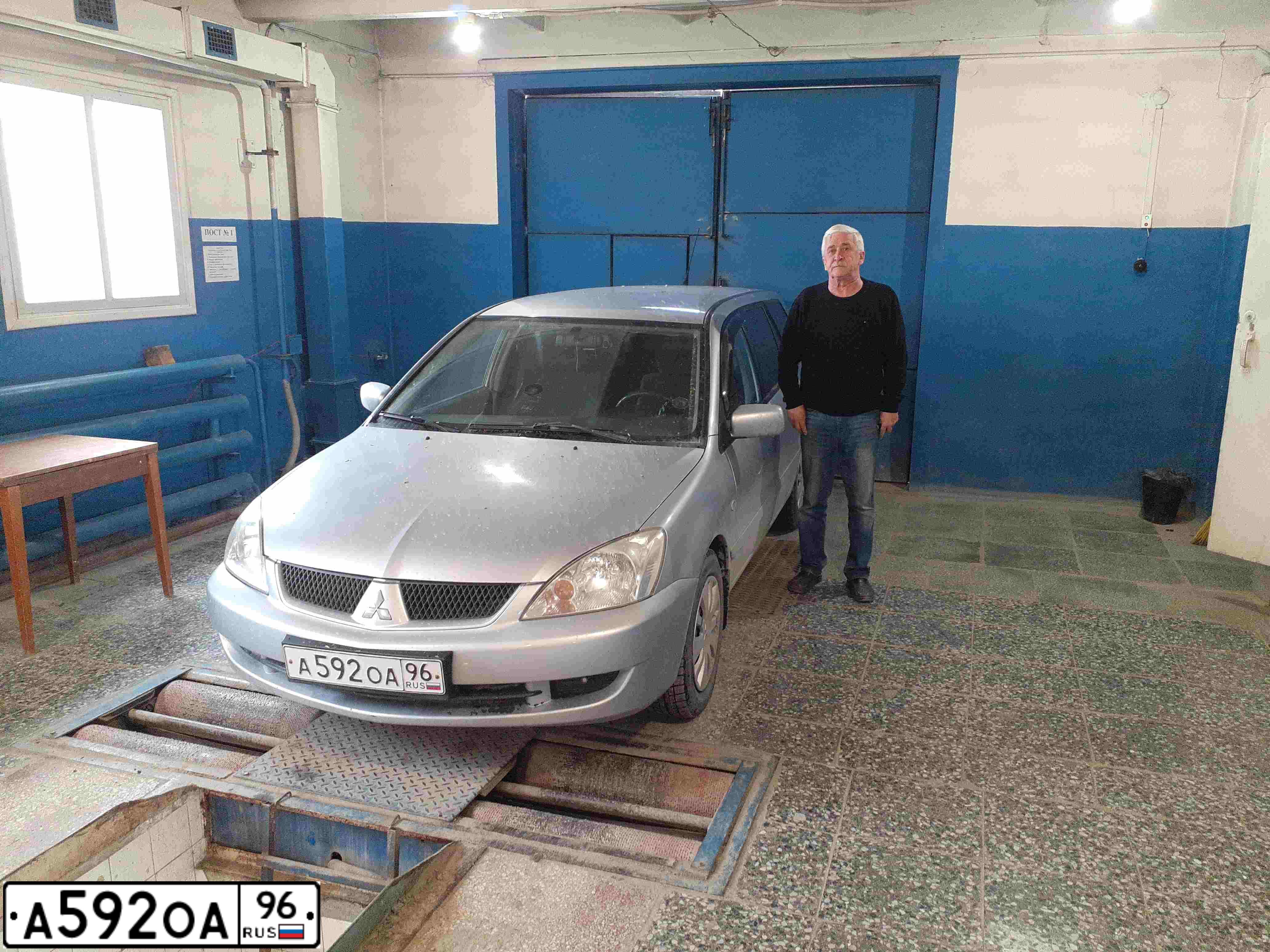 Фото автомобиля MITSUBISHI LANCER, 2006 — госномер А592ОА96. Цвет: СВЕТЛО-СЕРЫЙ