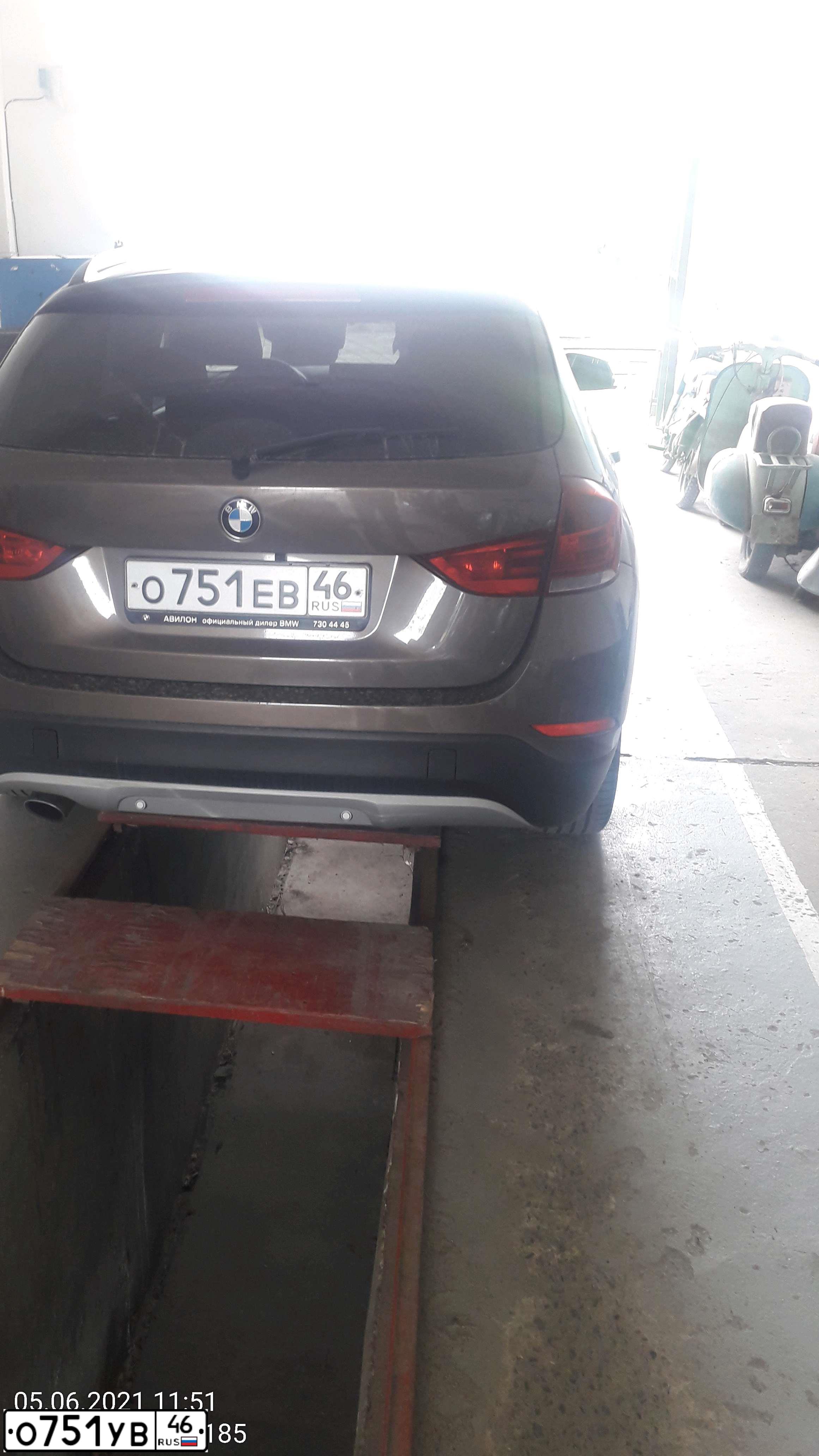 Фото автомобиля BMW X1, 2012 — госномер О751УВ46. Цвет: Коричневый