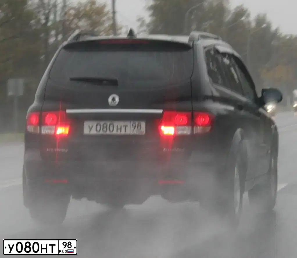Фото автомобиля SSANGYONG KYRON, 2013 — госномер У080НТ98. Цвет: ЧЕРНЫЙ