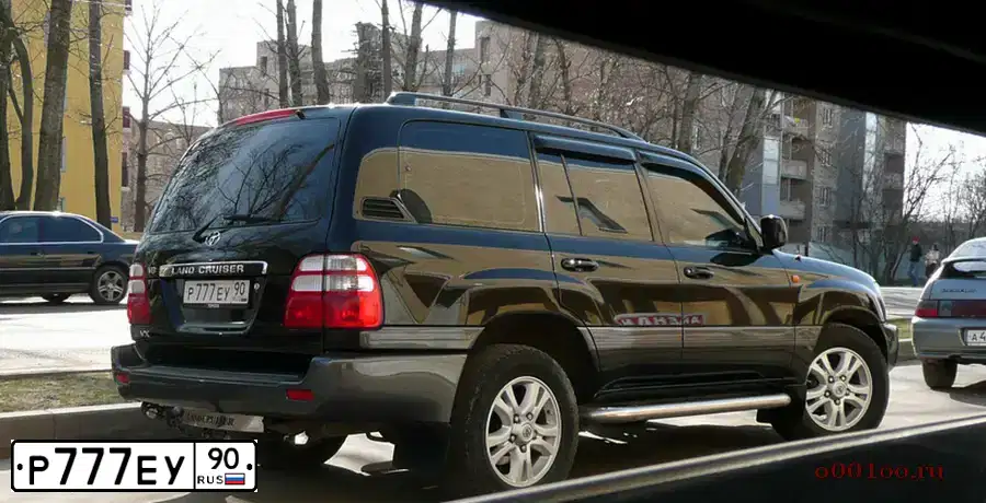 Фото автомобиля TOYOTA LANDCRUISER, 2004 — госномер Р777ЕУ90. Цвет: ЧЕРНЫЙ