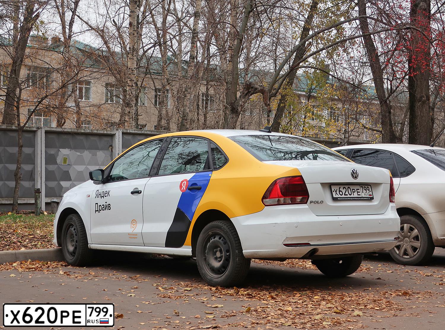 Фото автомобиля VOLKSWAGEN POLO, 2019 — госномер Р503УВ33. Цвет: БЕЛЫЙ ЖЕЛТЫЙ СЕРЫЙ