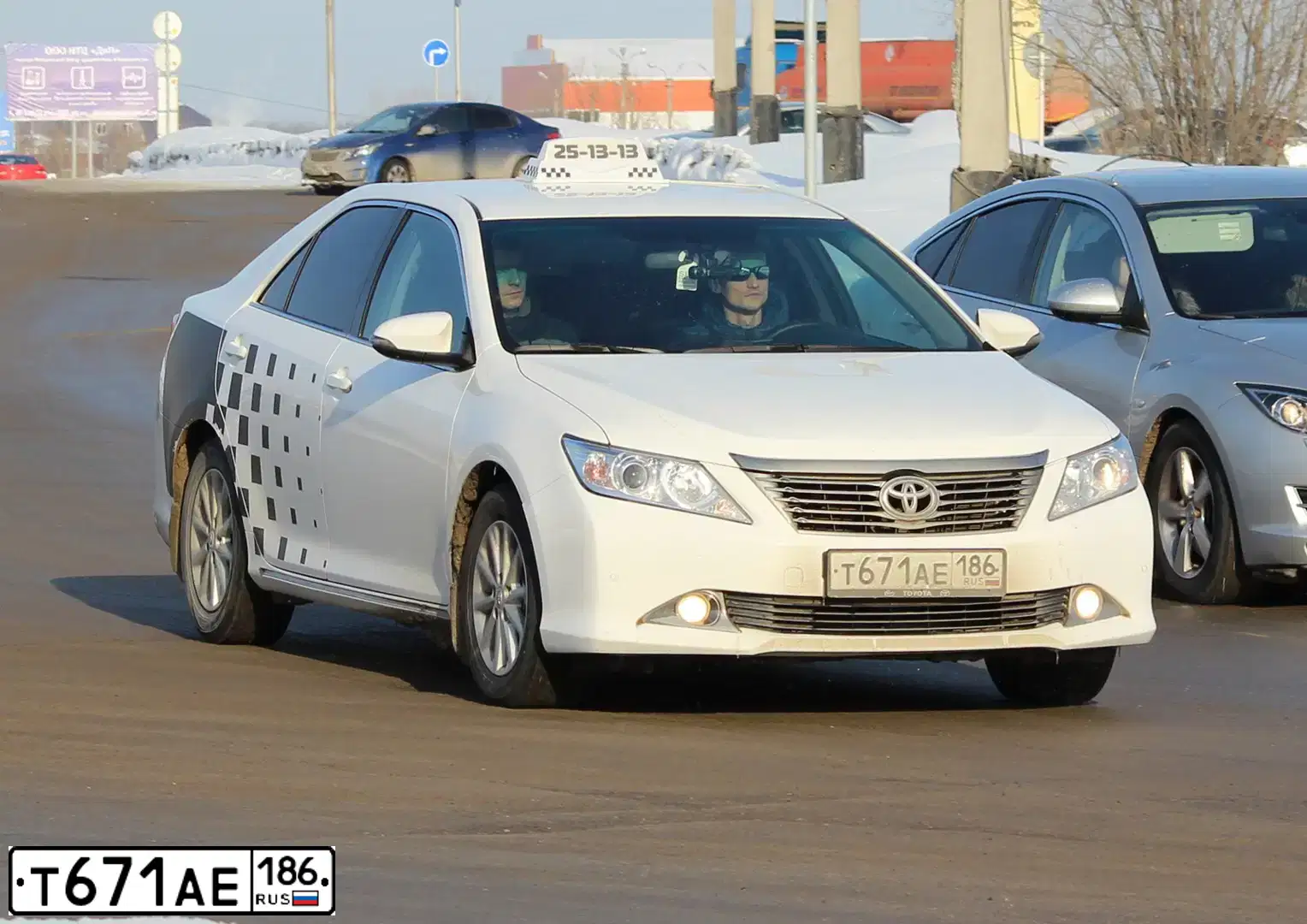 Фото автомобиля TOYOTA CAMRY, 2013 — госномер У202СК15. Цвет: БЕЛЫЙ