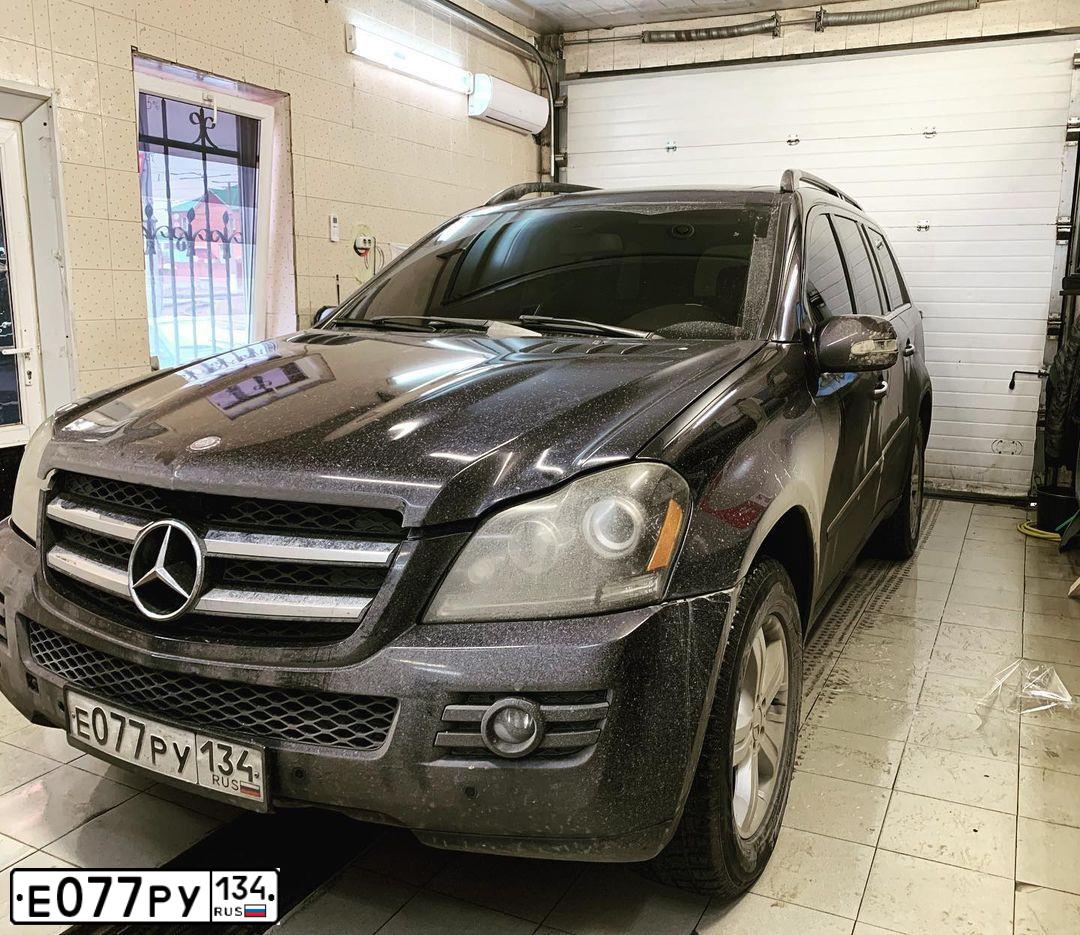 Фото автомобиля MERCEDES GL-KLASSE, 2007 — госномер Е077РУ134. Цвет: Темно-синий