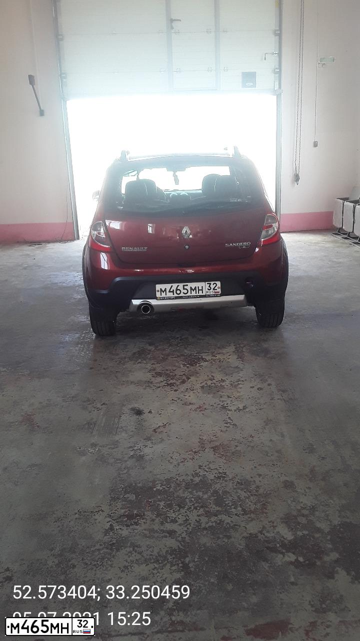 Фото автомобиля RENAULT SANDERO, 2012 — госномер О604МН32. Цвет: Красный