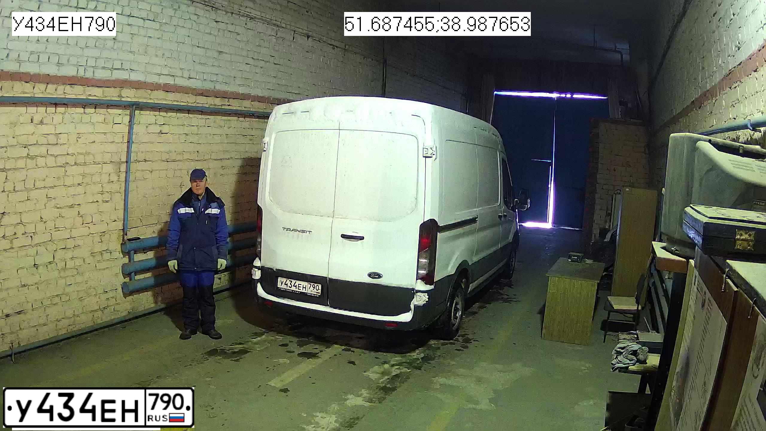 Фото автомобиля FORD TRANSIT, 2016 — госномер К587КУ136. Цвет: Белый