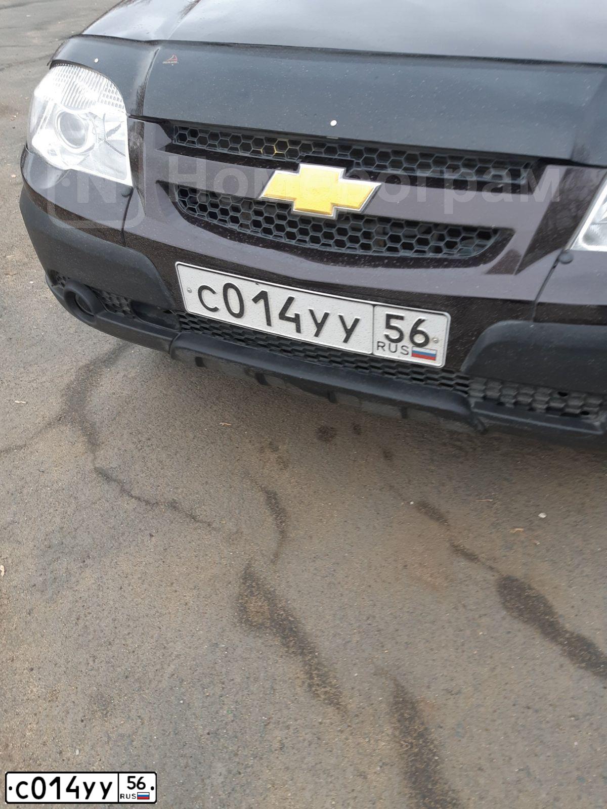 Фото автомобиля CHEVROLET NIVA, 2011 — госномер С014УУ56. Цвет: Темно-коричневый металлик