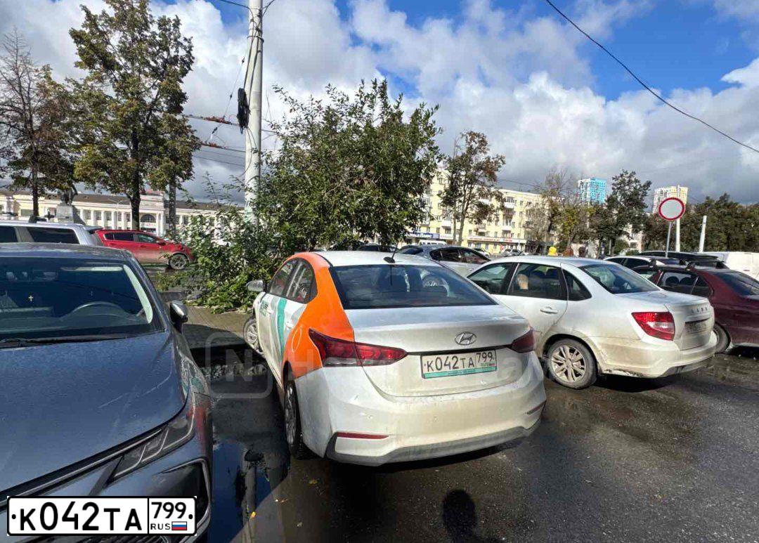 Фото автомобиля HYUNDAI SOLARIS, 2019 — госномер К042ТА799. Цвет: БЕЛЫЙ