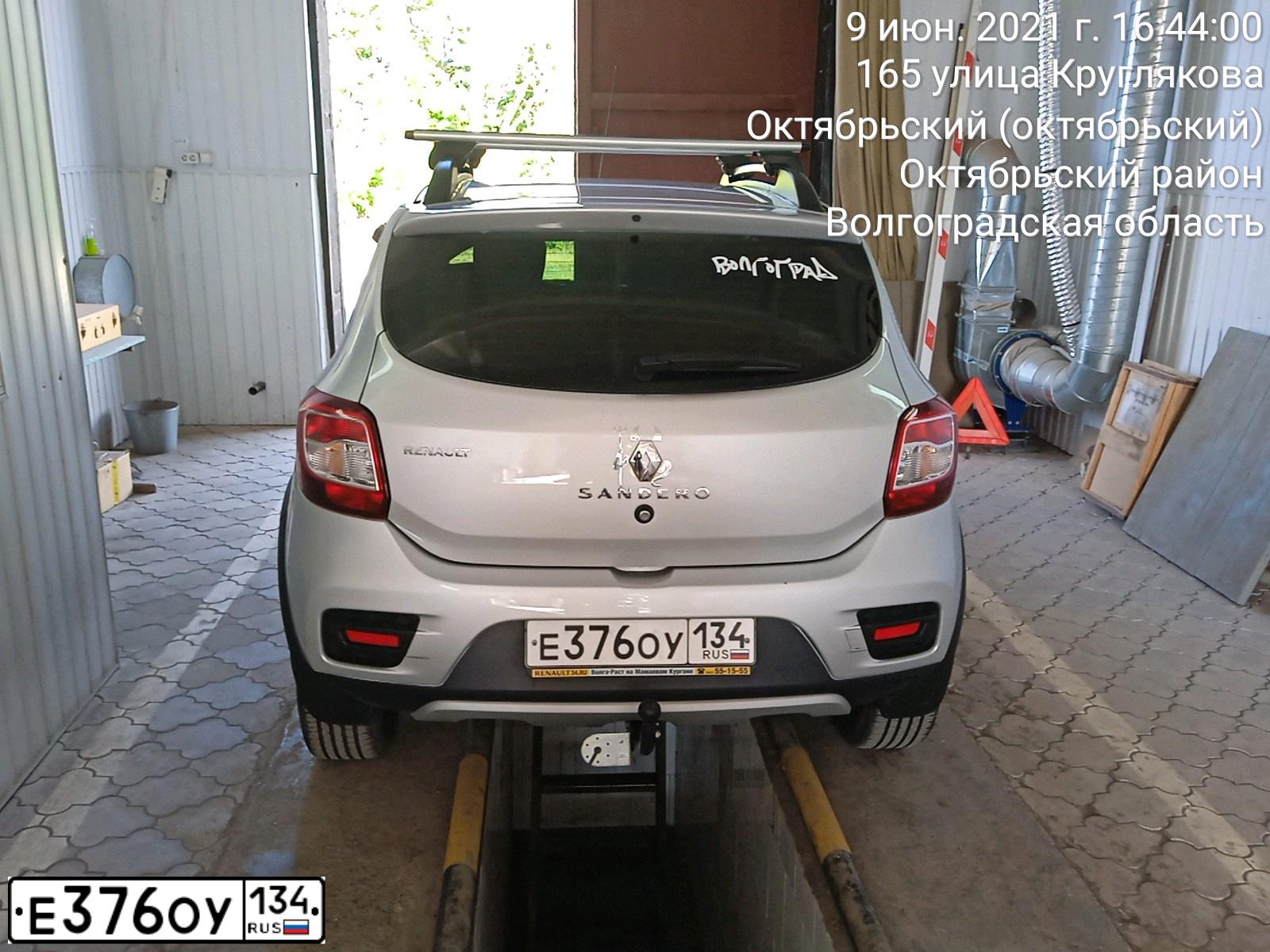 Фото автомобиля RENAULT SANDERO, 2018 — госномер Е376ОУ134. Цвет: СВЕТЛО-СЕРЫЙ