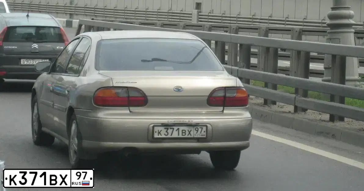 Фото автомобиля CHEVROLET MALIBU, 1999 — госномер Н045УР790. Цвет: БЕЖЕВЫЙ