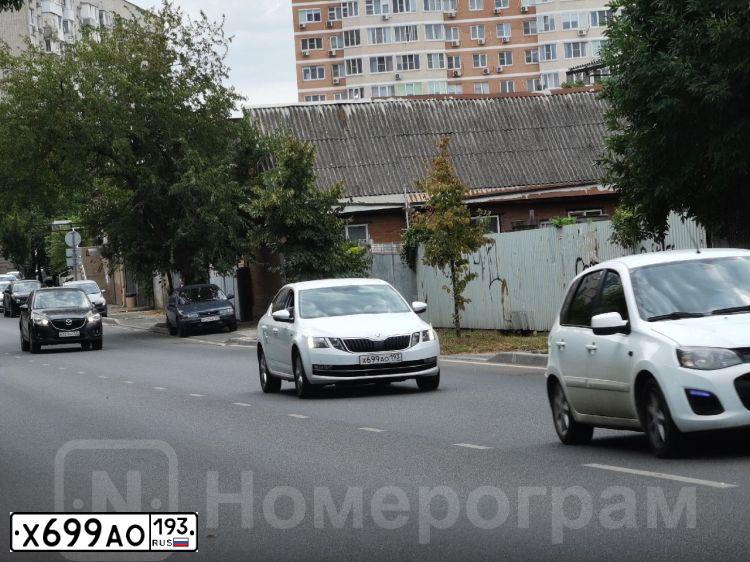 Фото автомобиля SKODA OCTAVIA, 2020 — госномер Н405РН126. Цвет: Белый