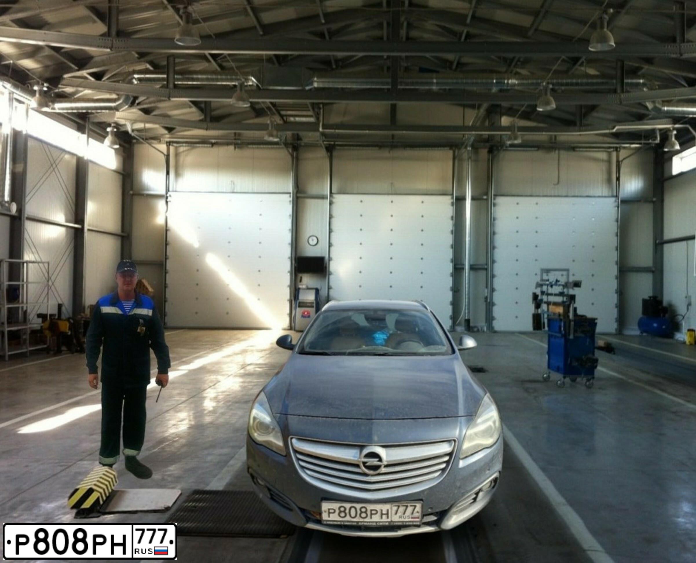Фото автомобиля OPEL INSIGNIA, 2015 — госномер Р808РН777. Цвет: СИНИЙ