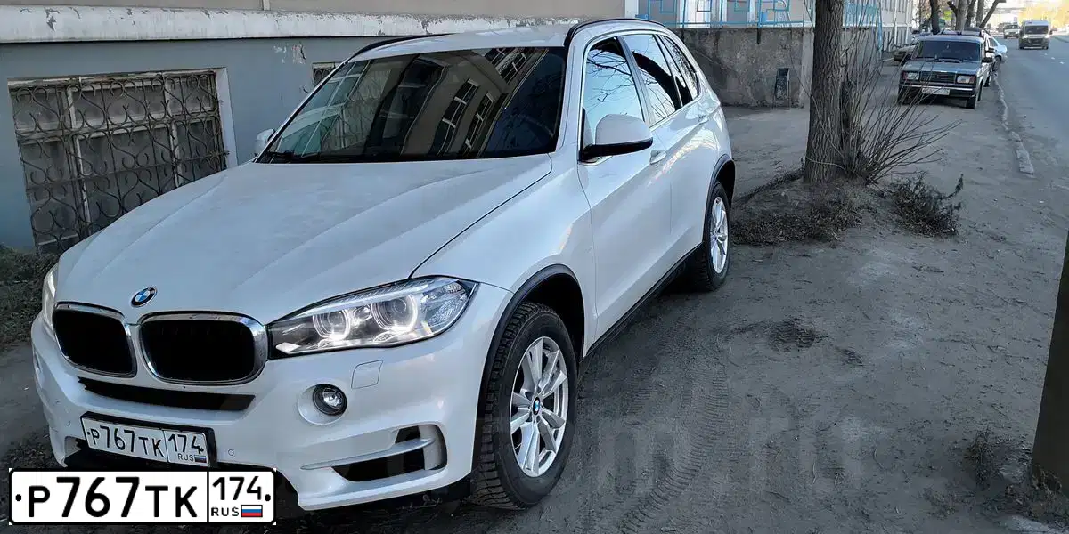 Фото автомобиля BMW X5, 2015 — госномер Р767ТК174. Цвет: БЕЛЫЙ МЕТАЛЛИК