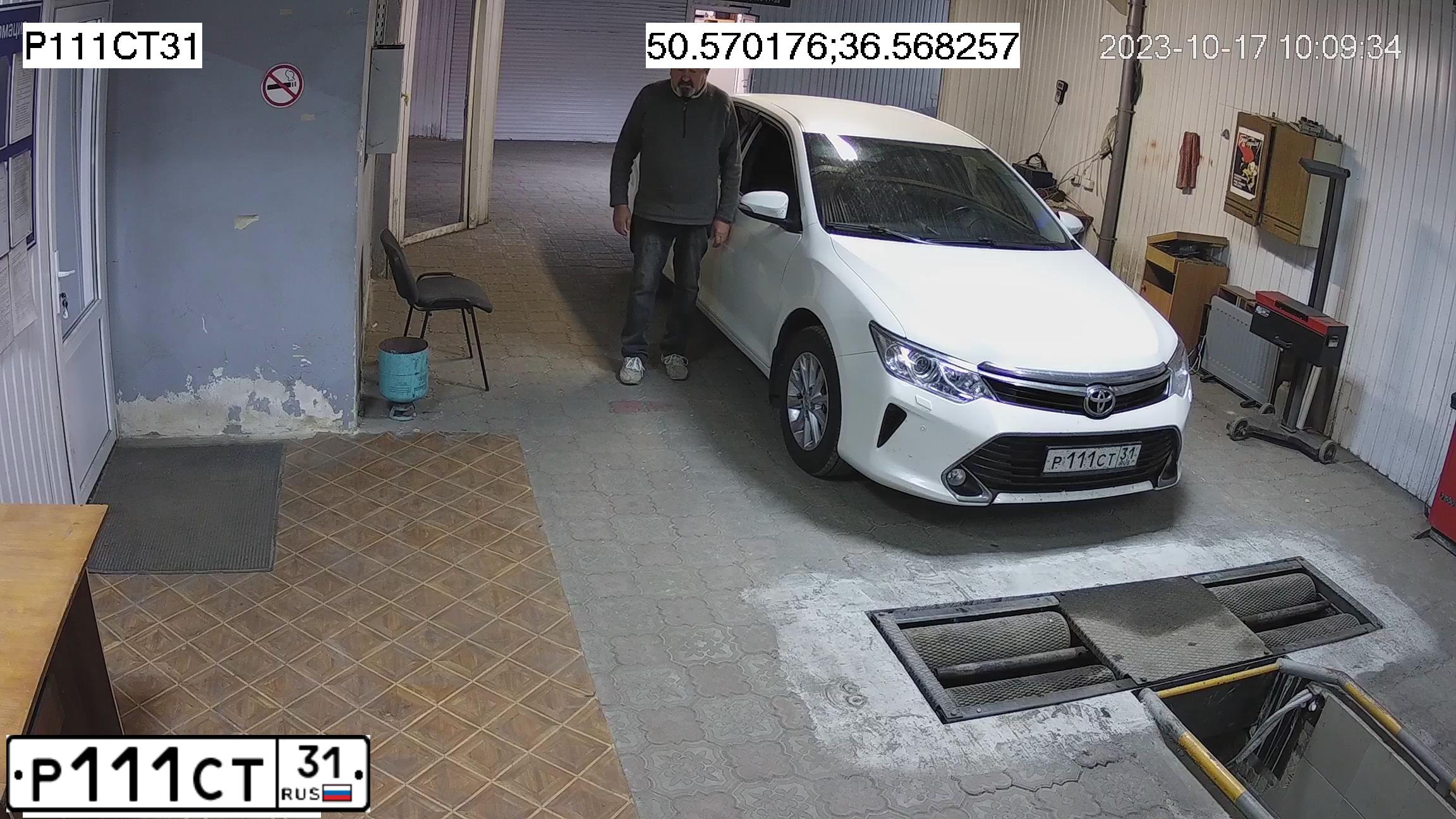 Фото автомобиля TOYOTA CAMRY, 2016 — госномер Р111СТ31. Цвет: БЕЛЫЙ ПЕРЛАМУТР