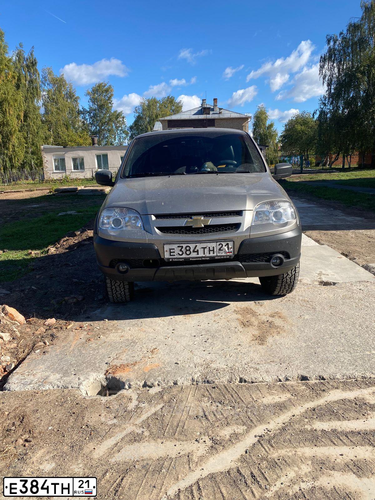 Фото автомобиля CHEVROLET NIVA, 2017 — госномер Е384ТН21. Цвет: Серо-коричневый металлик