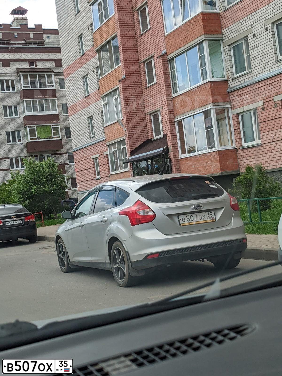 Фото автомобиля FORD FOCUS, 2011 — госномер В507ОХ35. Цвет: серебристый