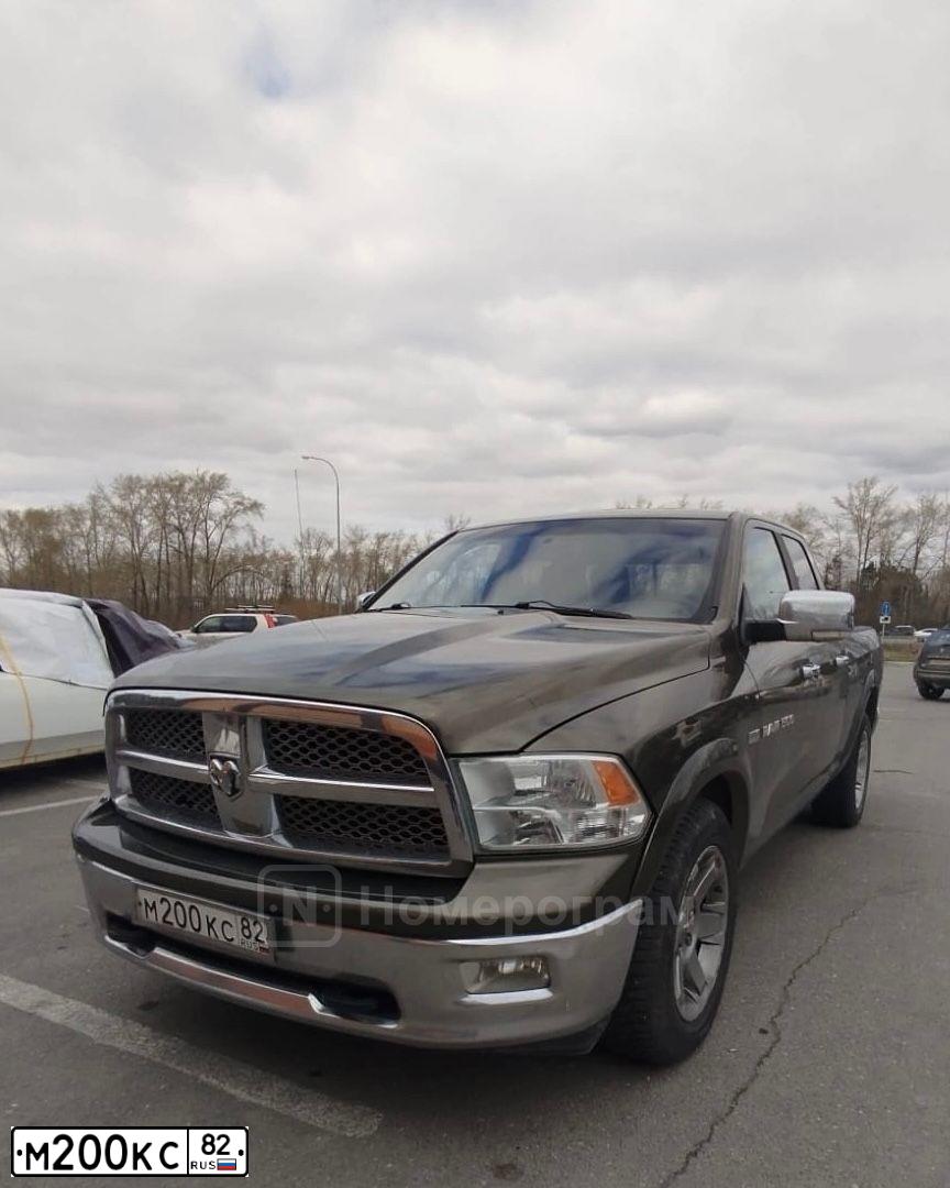 Фото автомобиля DODGE RAM, 2012 — госномер М200КС82. Цвет: ЗЕЛЕНЫЙ