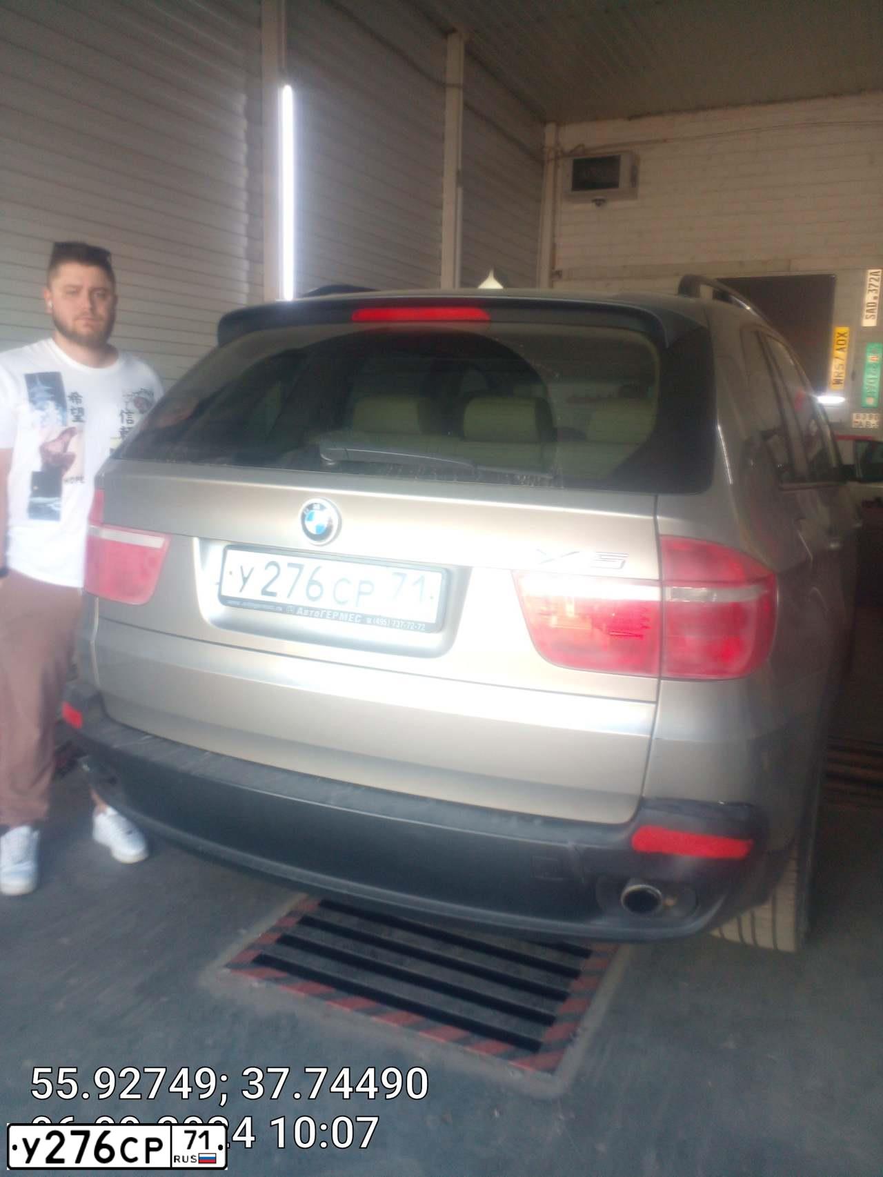 Фото автомобиля BMW  X5 XDRIVE30I, 2009 — госномер Е935УМ790. Цвет: СЕРО-БРОНЗОВЫЙ