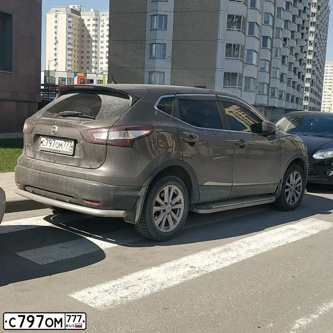 Фото автомобиля NISSAN QASHQAI, 2015 — госномер С797ОМ777. Цвет: БРОНЗОВЫЙ