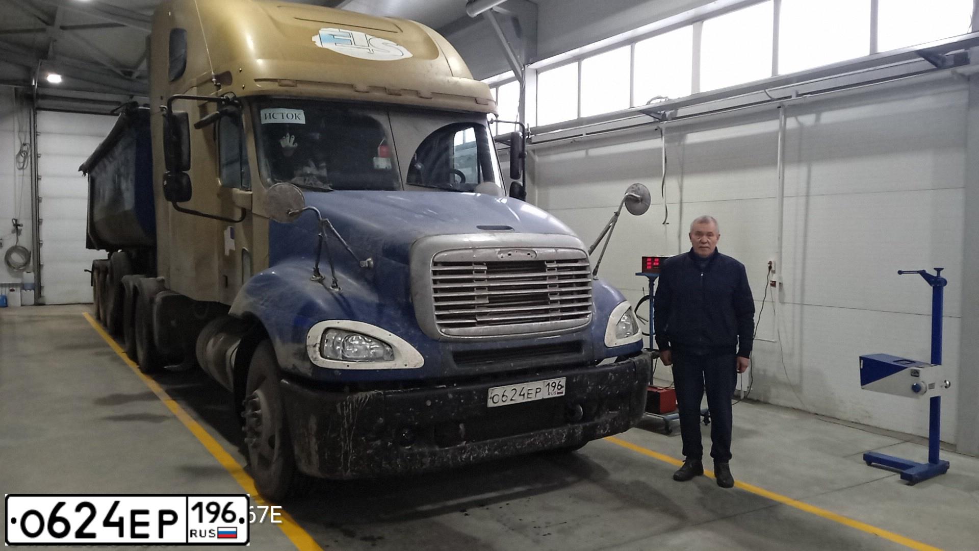 Фото автомобиля FREIGHTLINER COLUMBIA, 2004 — госномер О624ЕР196. Цвет: ЗОЛОТОЙ