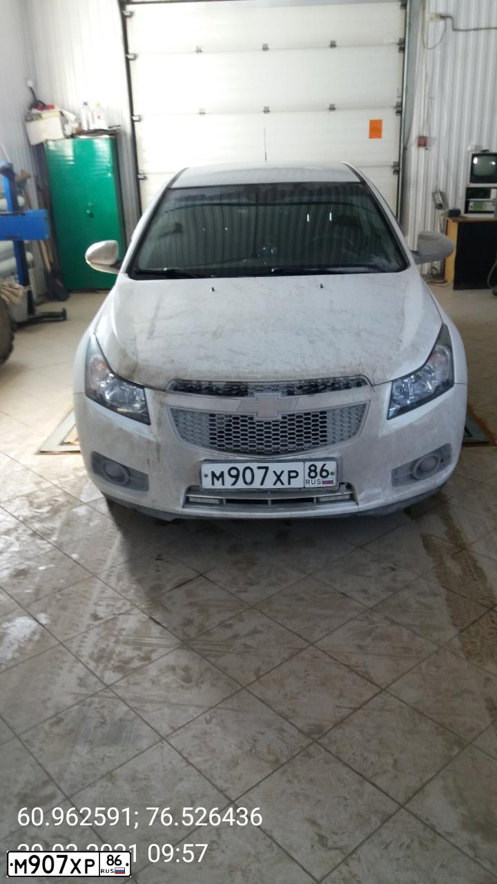 Фото автомобиля CHEVROLET CRUZE, 2012 — госномер М907ХР86. Цвет: БЕЛЫЙ