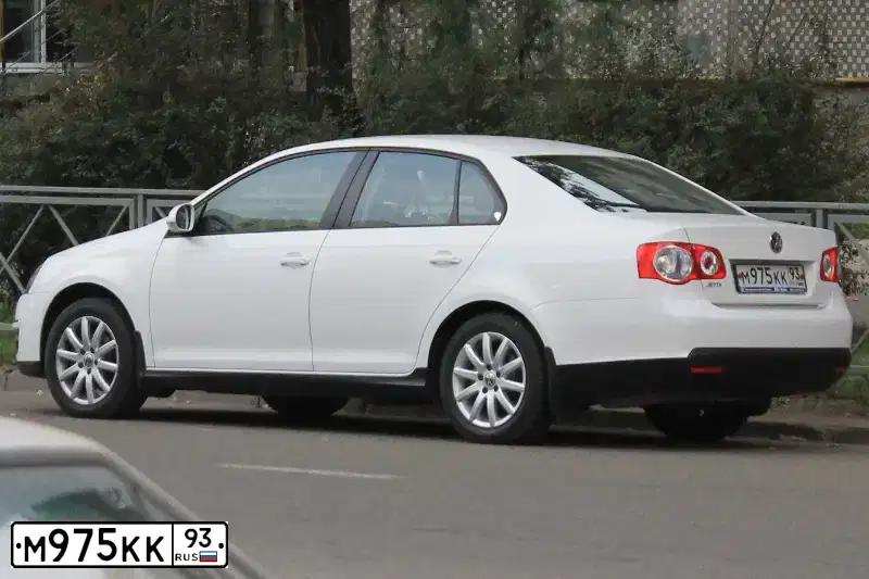 Фото автомобиля VOLKSWAGEN JETTA, 2010 — госномер М975КК93. Цвет: БЕЛЫЙ