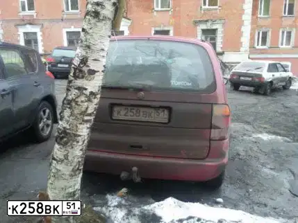 Фото автомобиля VOLKSWAGEN SHARAN, 1997 — госномер К258ВК51. Цвет: МАЛИНОВЫЙ