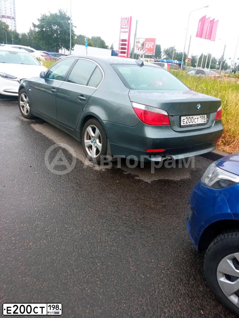 Фото автомобиля BMW SERIE 5, 2007 — госномер Е200СТ198. Цвет: СЕРЫЙ