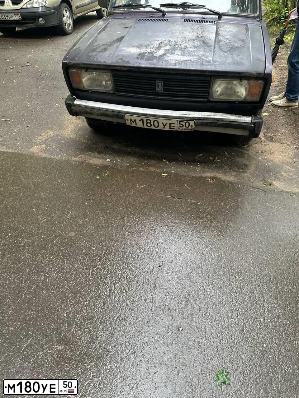Фото автомобиля LADA 2105, 1999 — госномер М180УЕ50. Цвет: ФИОЛЕТОВЫЙ