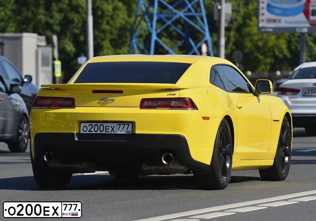 Фото автомобиля CHEVROLET CAMARO, 2014 — госномер С678АЕ550. Цвет: ЯРКО-ЖЕЛТЫЙ