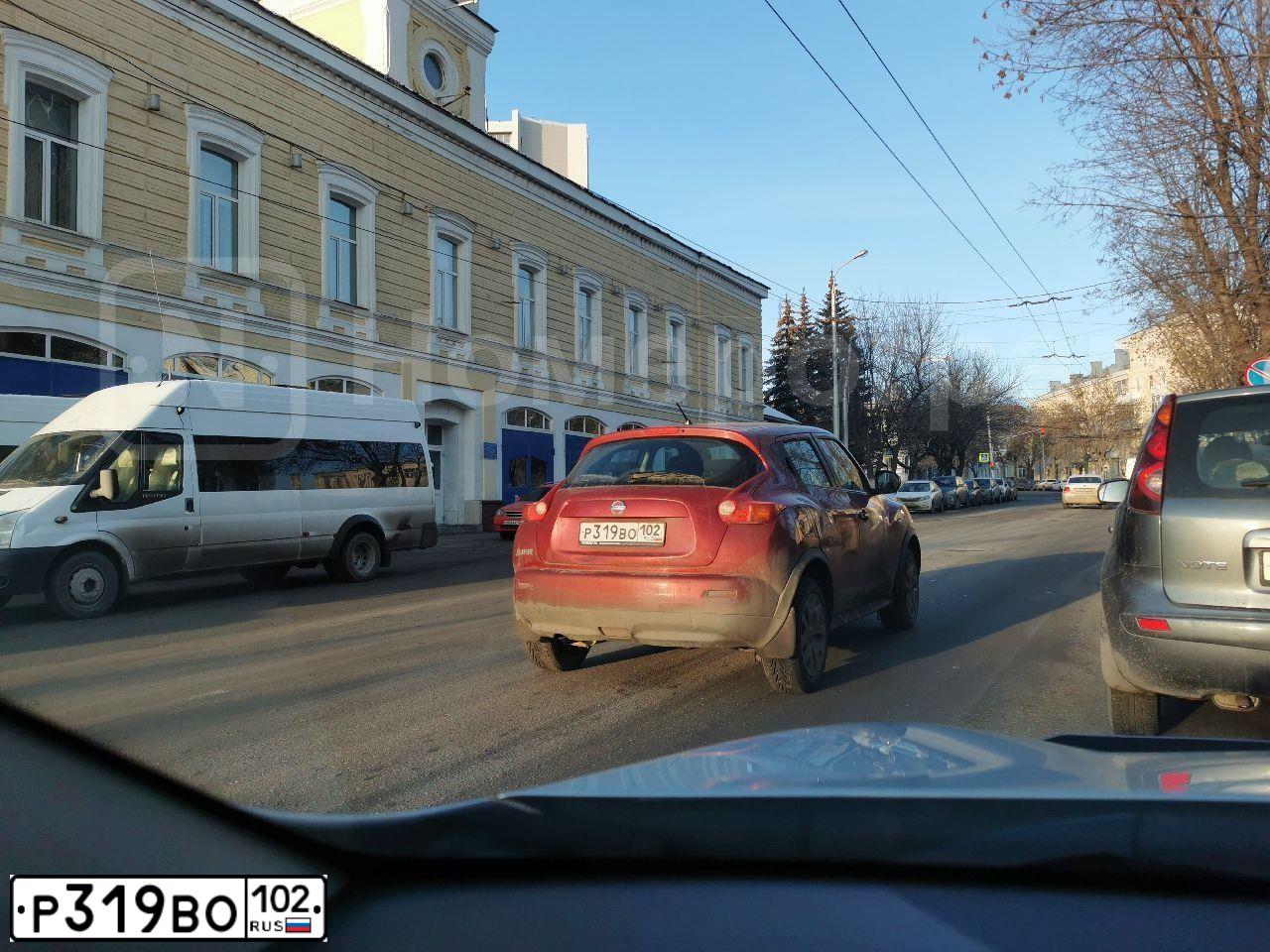 Фото автомобиля NISSAN JUKE, 2013 — госномер Н093НТ196. Цвет: Красный
