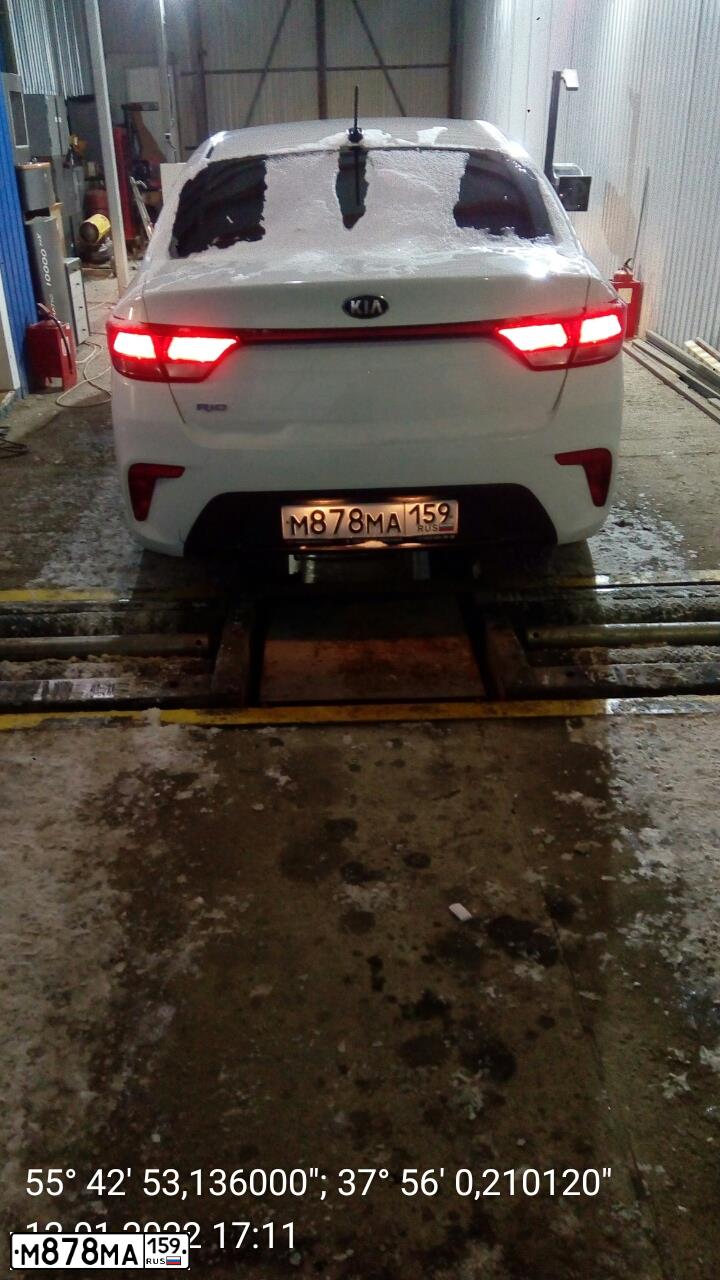 Фото автомобиля KIA RIO, 2018 — госномер М878МА159. Цвет: БЕЛЫЙ-ЖЕЛТЫЙ-СЕРЫЙ