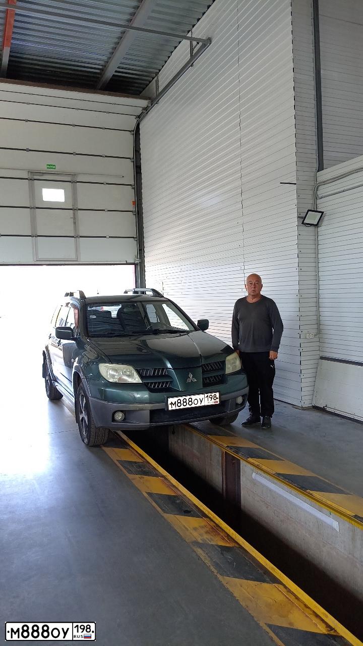 Фото автомобиля MITSUBISHI OUTLANDER, 2005 — госномер М888ОУ198. Цвет: ЗЕЛЕНЫЙ