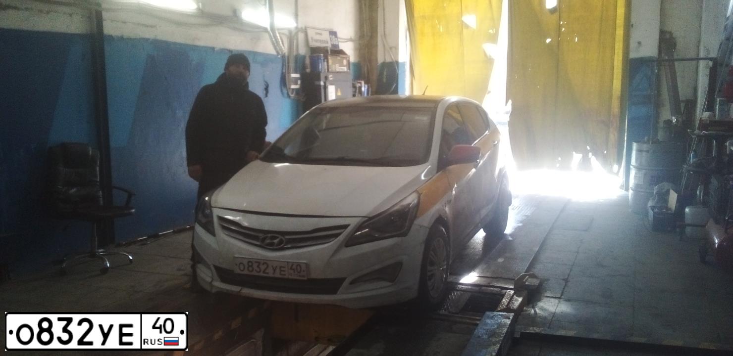 Фото автомобиля HYUNDAI SOLARIS, 2015 — госномер С523НР196. Цвет: КРАСНЫЙ ЧЕРНЫЙ