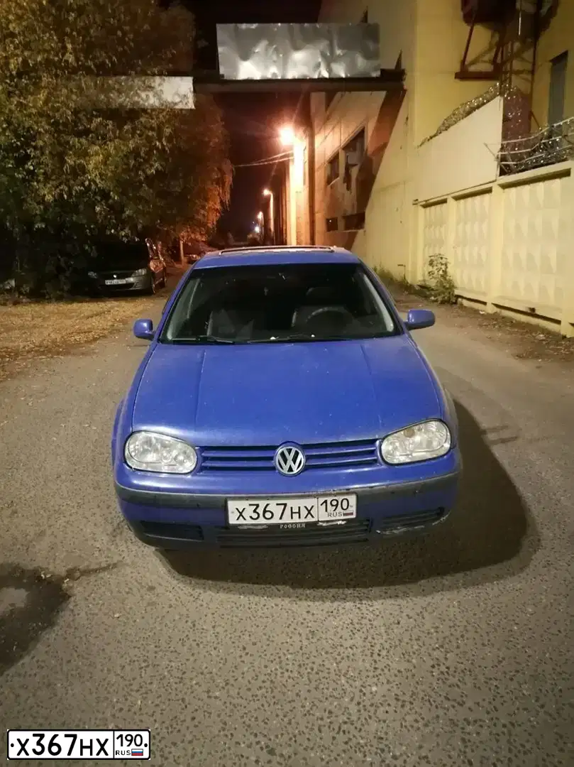 Фото автомобиля VOLKSWAGEN GOLF, 1998 — госномер Х555НА150. Цвет: синий