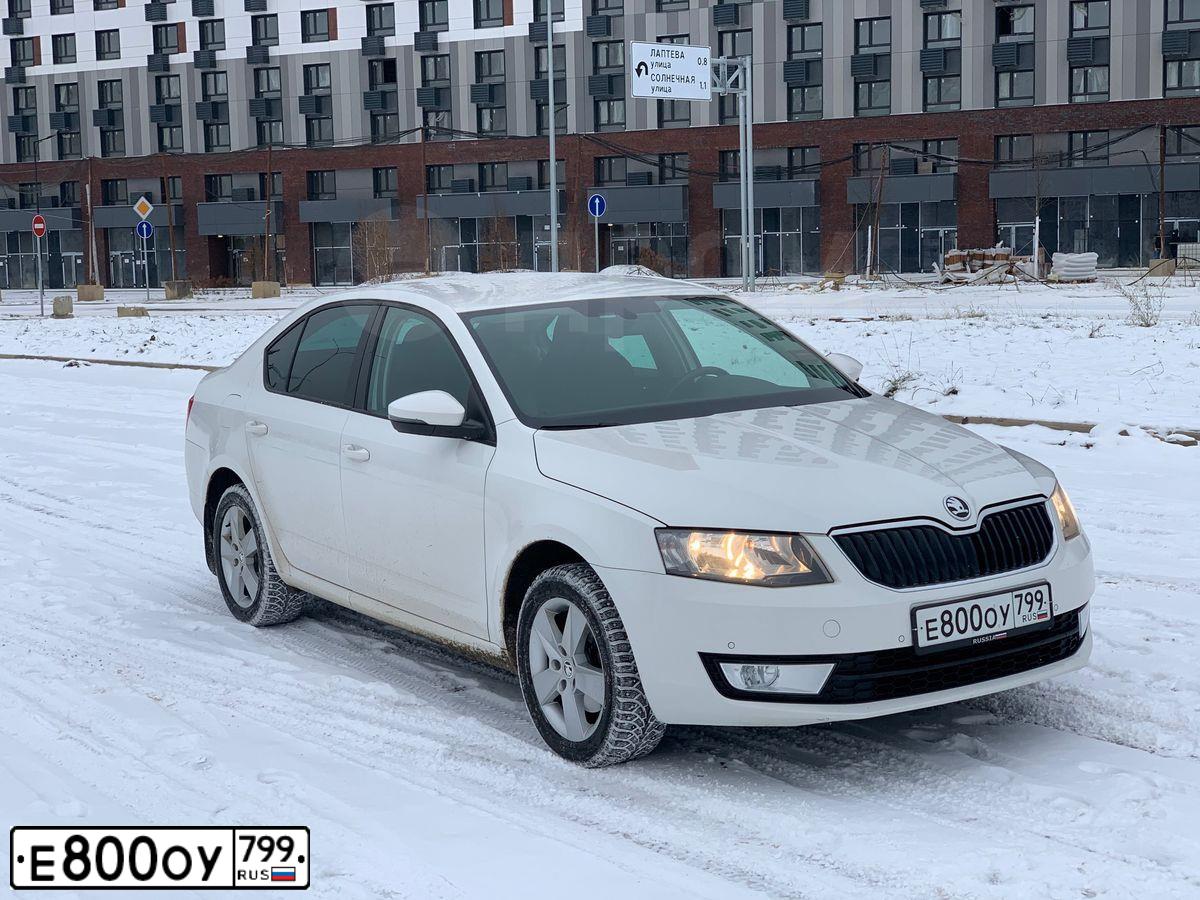 Фото автомобиля SKODA OCTAVIA, 2015 — госномер Н412ВО790. Цвет: Белый