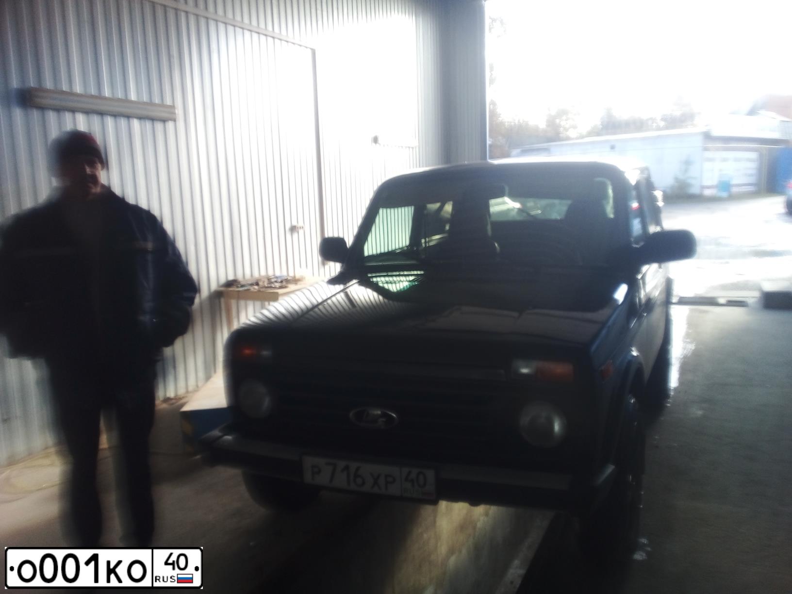 Фото автомобиля LADA 2121 NIVA, 2017 — госномер В001ВМ40. Цвет: ЧЕРНЫЙ