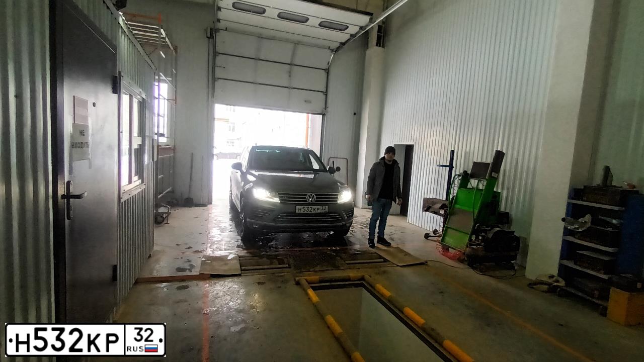 Фото автомобиля VOLKSWAGEN TOUAREG, 2017 — госномер Х774ХА774
