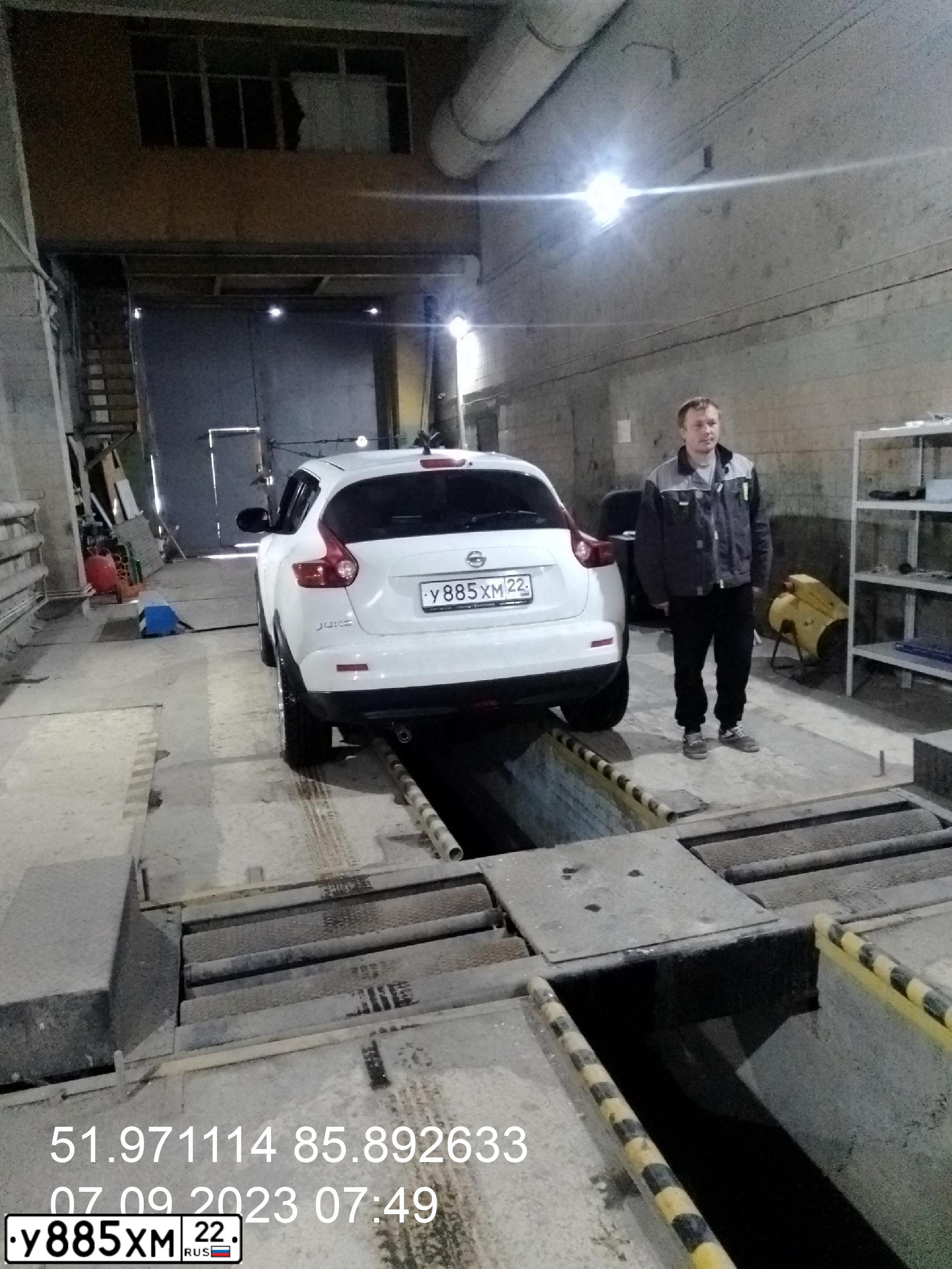 Фото автомобиля NISSAN JUKE, 2012 — госномер К950ВА04. Цвет: Белый