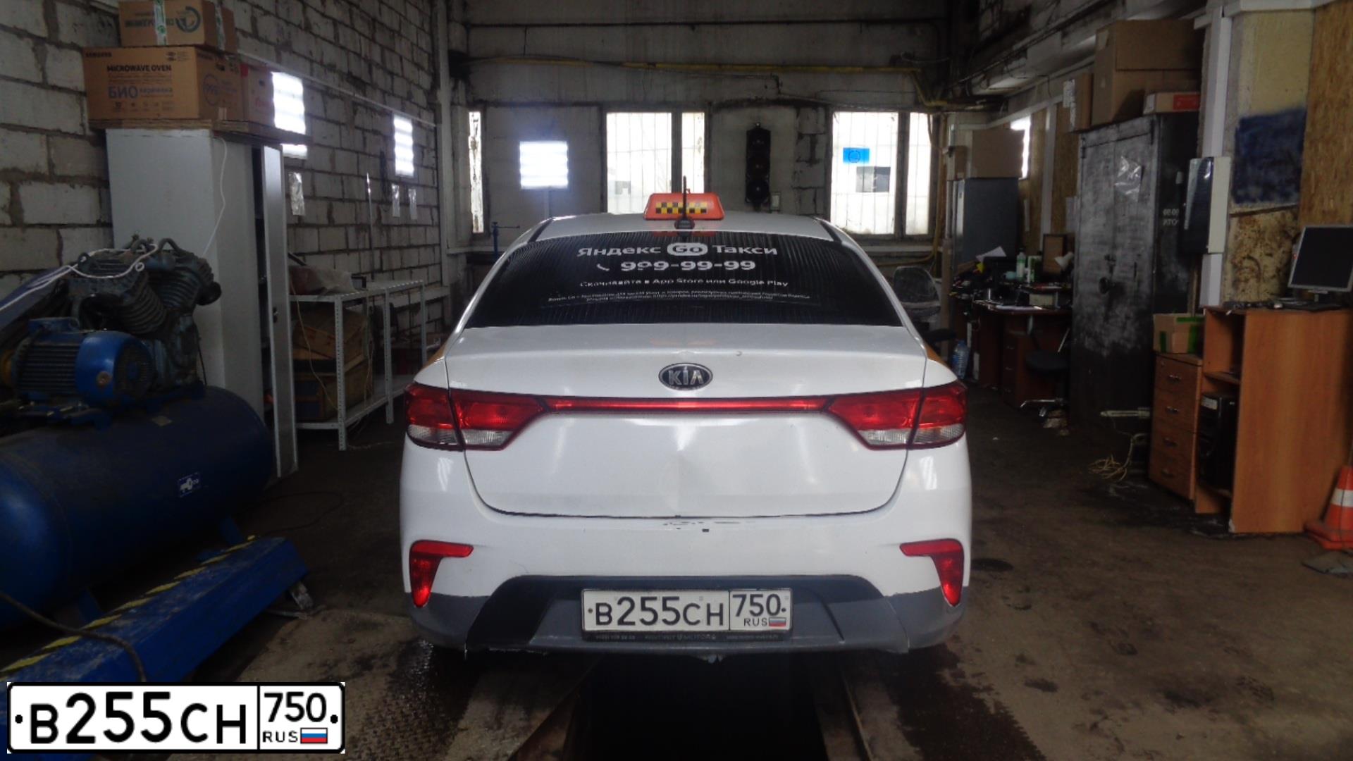 Фото автомобиля KIA RIO, 2018 — госномер М972СС790. Цвет: БЕЛЫЙ-ЖЕЛТЫЙ-СЕРЫЙ