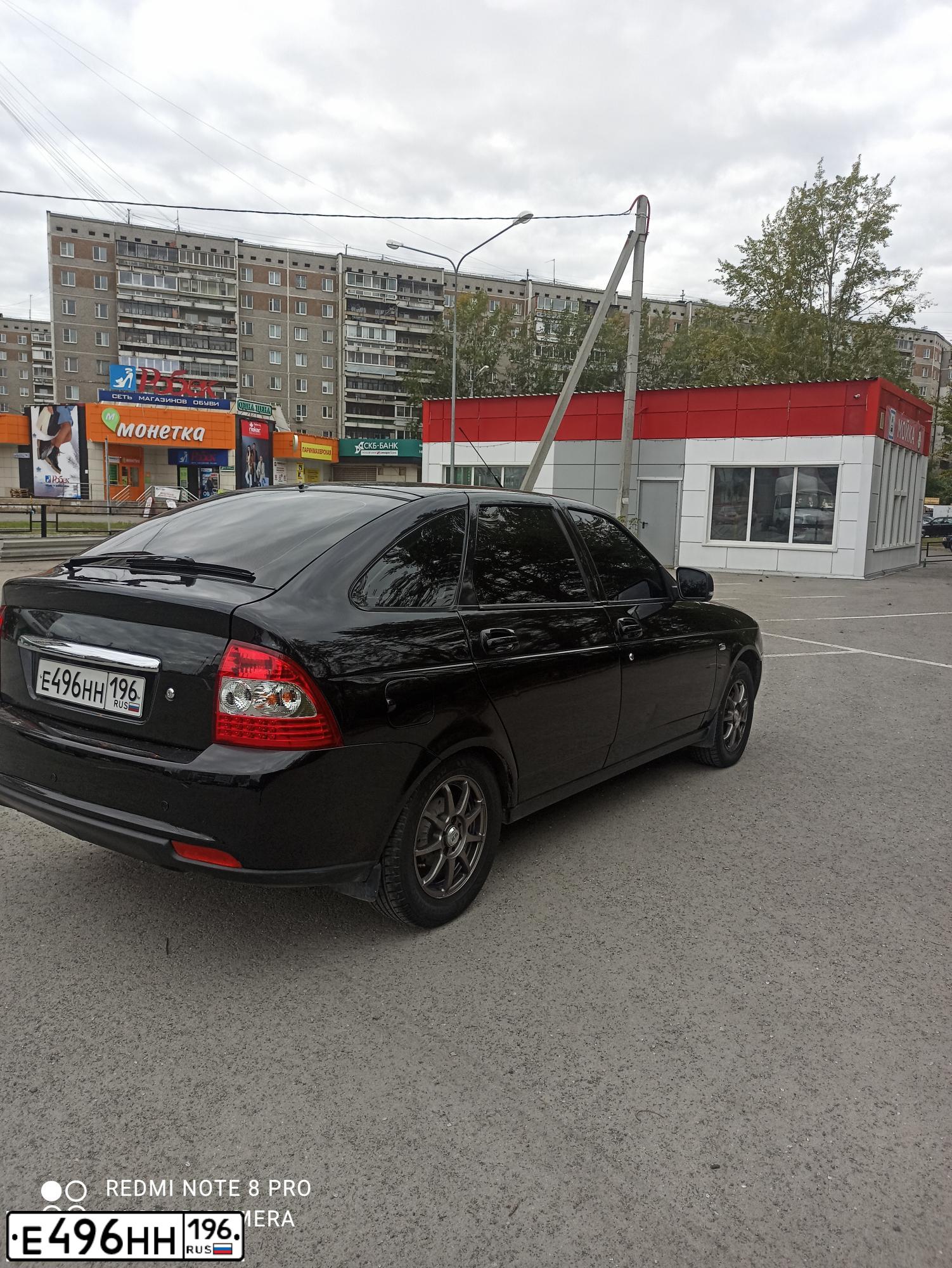 Фото автомобиля LADA 2172 PRIORA, 2011 — госномер Е496НН196. Цвет: Сине-Черный