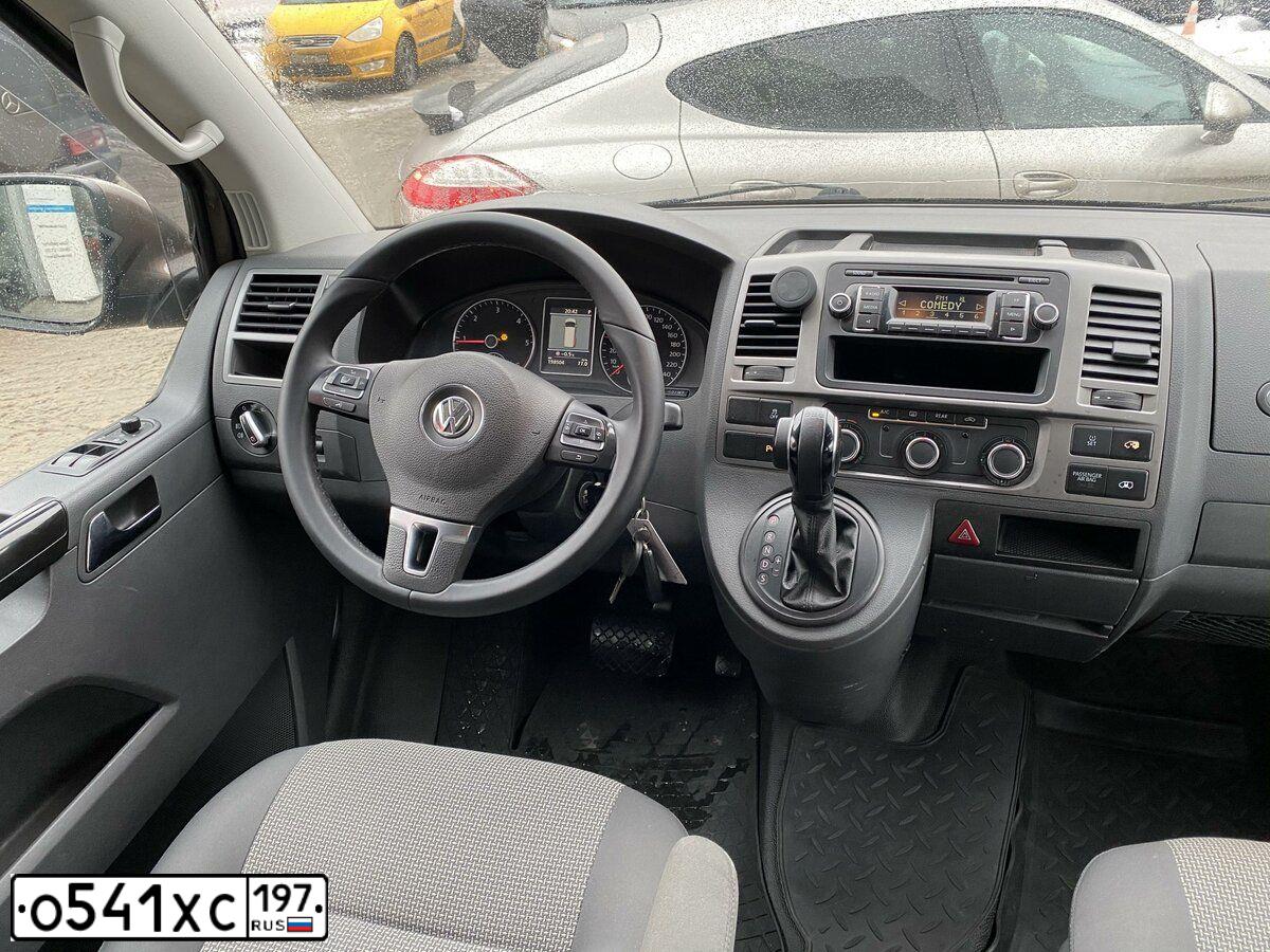 Фото автомобиля VOLKSWAGEN CARAVELLE, 2012 — госномер М494ЕЕ790. Цвет: Коричневый